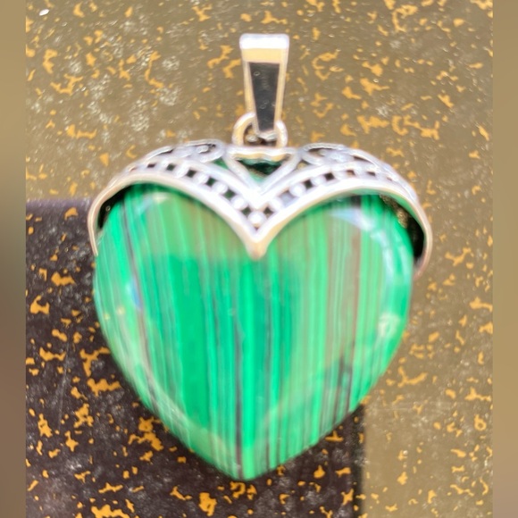 Green Malachite Heart Gemstone Crystal  Pendant Necklace - Picture 5 of 8